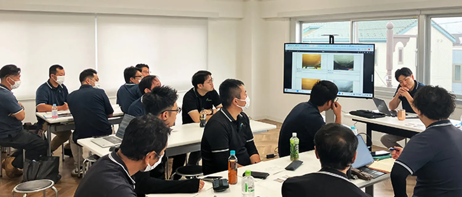 床下に入り害虫駆除を行う