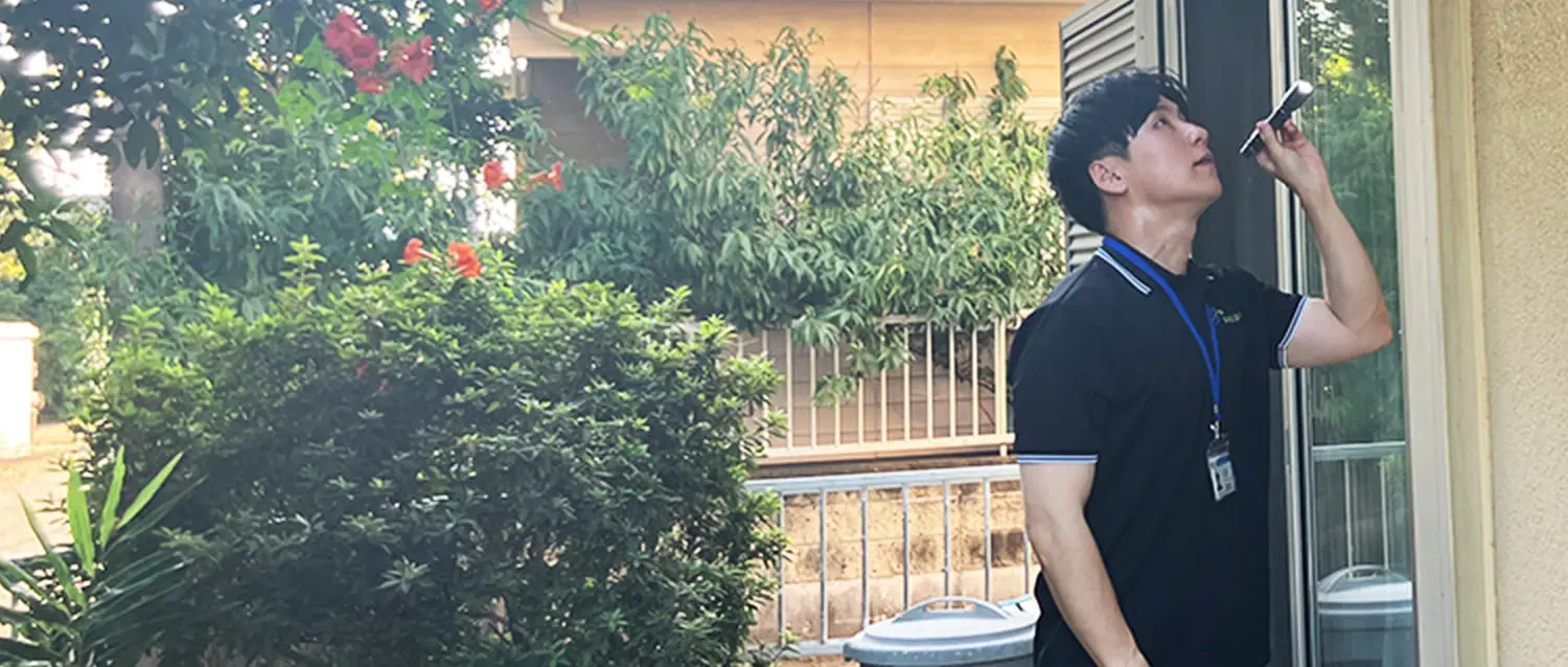 保証内容を説明するスタッフ