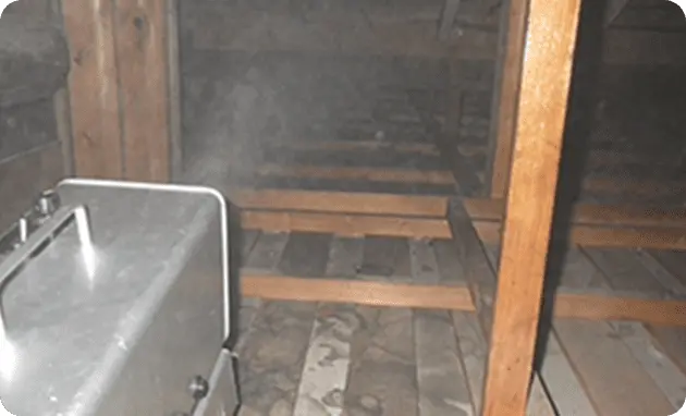 屋根裏での薬剤散布の様子