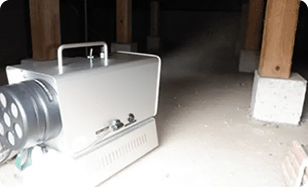 床下での薬剤散布の様子